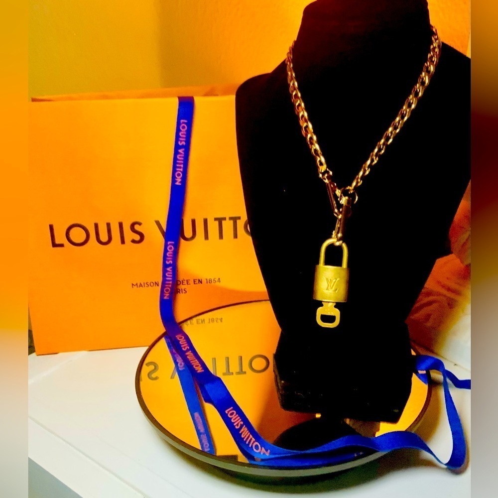 LOUIS VUITTON LOCK & KEY #324
